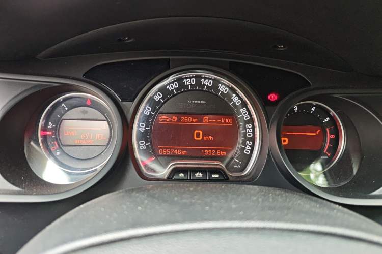 Used Citroen C5 2013 2.0L Automatic Luxury Model Odometer Close Up