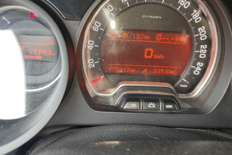 Used Citroen C5 2013 2.0L Automatic Luxury Model Odometer Close Up