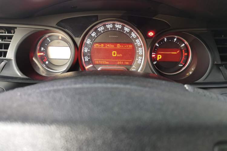 Used Citroen C5 2013 2.0L Automatic Luxury Model Odometer Close Up