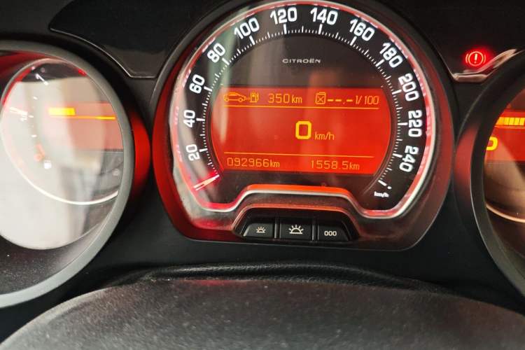 Used Citroen C5 2013 2.0L Automatic Luxury Model Odometer Close Up