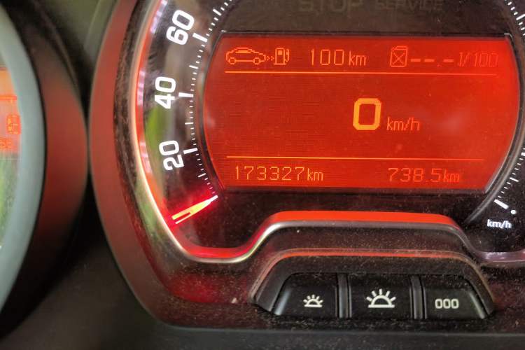 Used Citroen C5 2013 2.0L Automatic Luxury Model Odometer Close Up