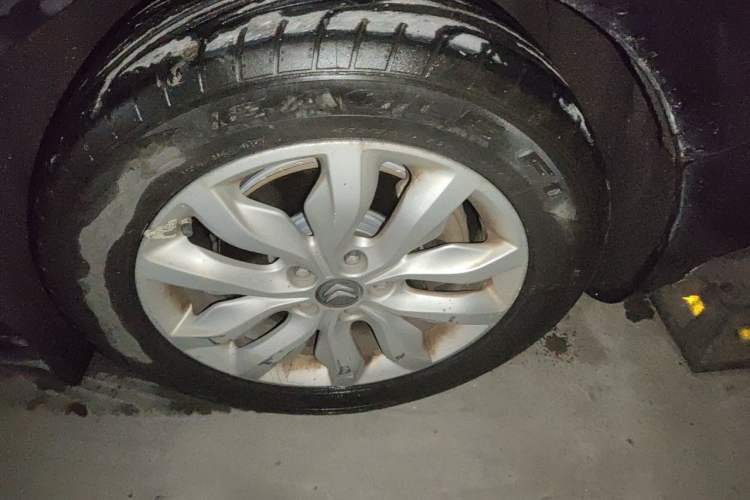 Used Citroen C5 2013 2.3L Automatic Zunyu Model Right Front Wheel Hub