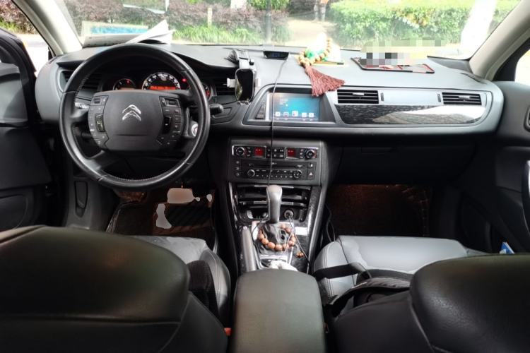 Used Citroen C5 2013 2.0L Automatic Luxury Model Center Console
