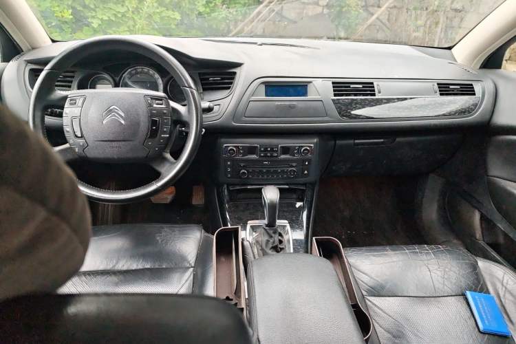 Used Citroen C5 2013 2.0L Automatic Luxury Model Center Console