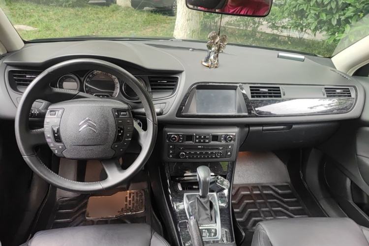 Used Citroen C5 2013 2.0L Automatic Luxury Model Center Console