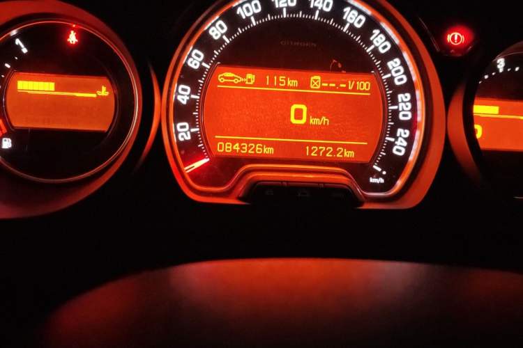 Used Citroen C5 2013 2.0L Automatic Luxury Model Odometer Close Up