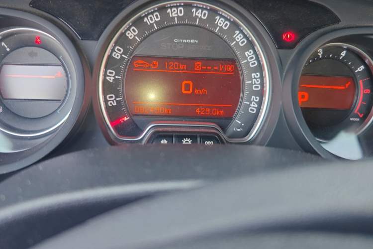 Used Citroen C5 2013 2.0L Automatic Luxury Model Odometer Close Up