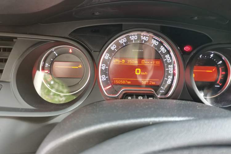 Used Citroen C5 2013 2.0L Automatic Luxury Model Odometer Close Up