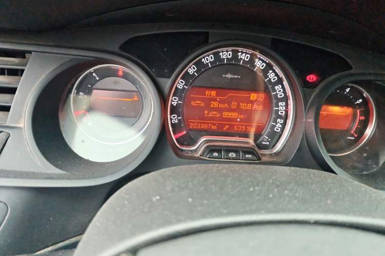 Used Citroen C5 2013 2.0L Automatic Luxury Model Odometer Close Up