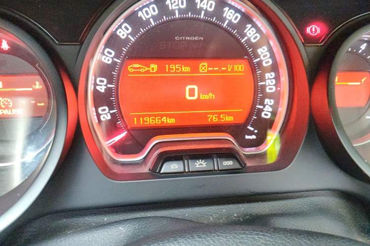 Used Citroen C5 2013 2.0L Automatic Luxury Model Odometer Close Up