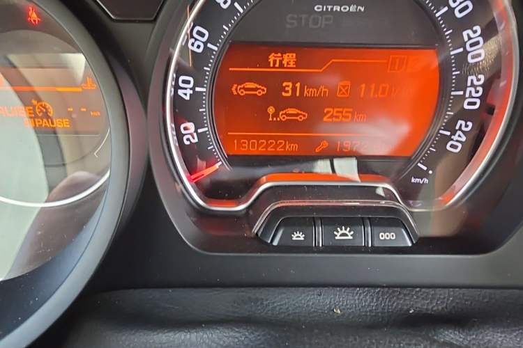 Used Citroen C5 2013 2.0L Automatic Luxury Model Odometer Close Up