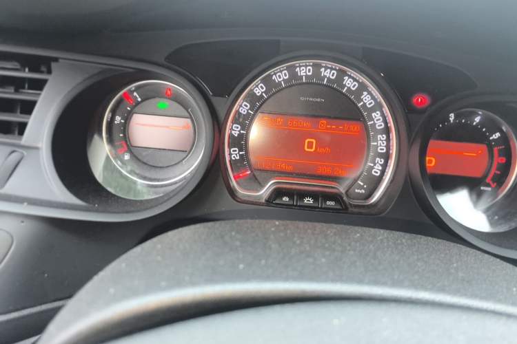 Used Citroen C5 2013 2.0L Automatic Luxury Model Odometer Close Up
