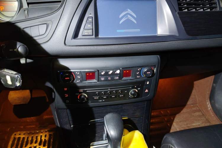 Used Citroen C5 2013 2.0L Automatic Luxury Model Audio And AC Panel