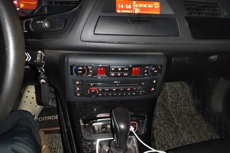 Used Citroen C5 2013 2.0L Automatic Luxury Model Audio And AC Panel