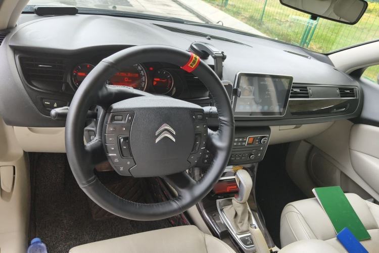 Used Citroen C5 2013 2.0L Automatic Luxury Model Center Console