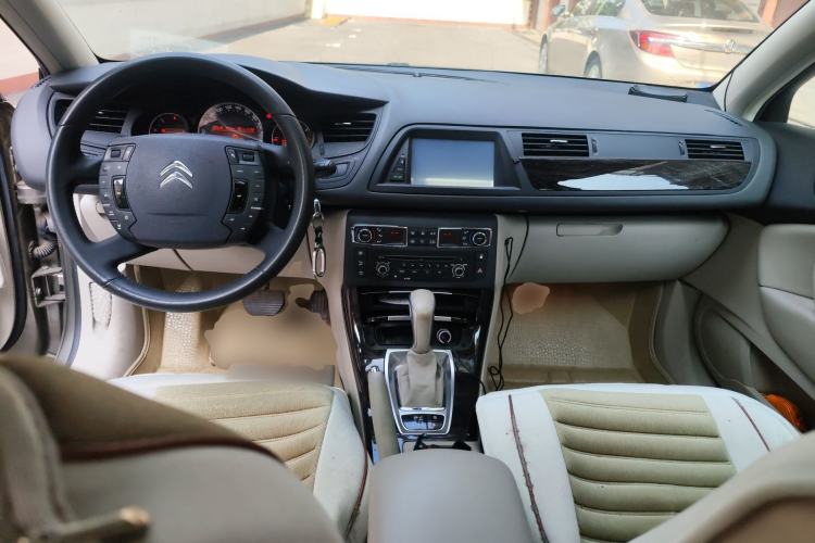 Used Citroen C5 2013 2.0L Automatic Luxury Model Center Console