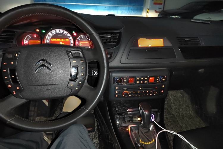 Used Citroen C5 2013 2.0L Automatic Luxury Model Center Console