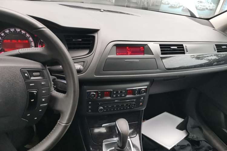 Used Citroen C5 2013 2.0L Automatic Luxury Model Center Console
