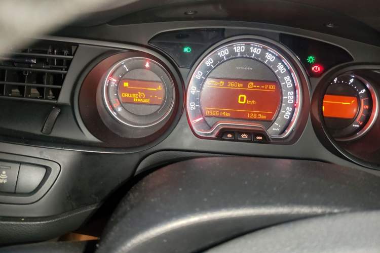 Used Citroen C5 2013 2.0L Automatic Luxury Model Odometer Close Up
