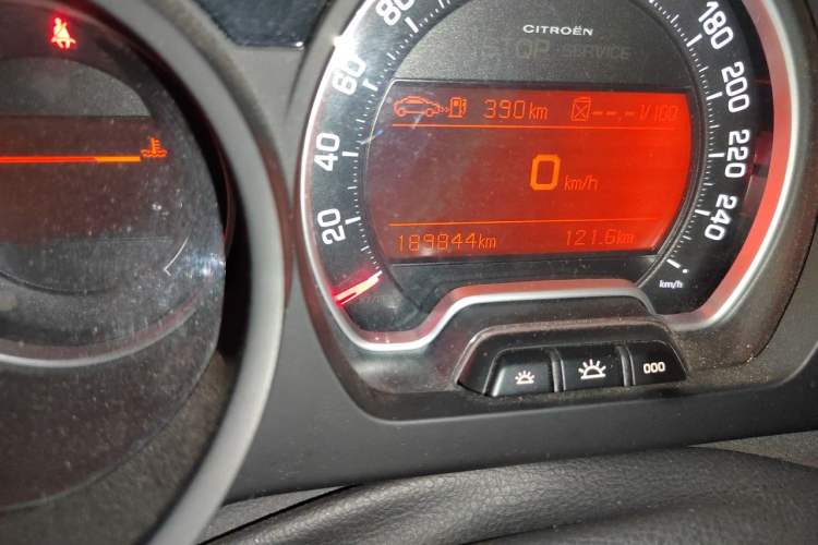 Used Citroen C5 2013 2.0L Automatic Luxury Model Odometer Close Up