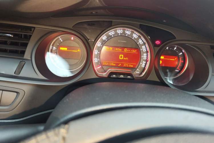 Used Citroen C5 2013 2.0L Automatic Luxury Model Odometer Close Up