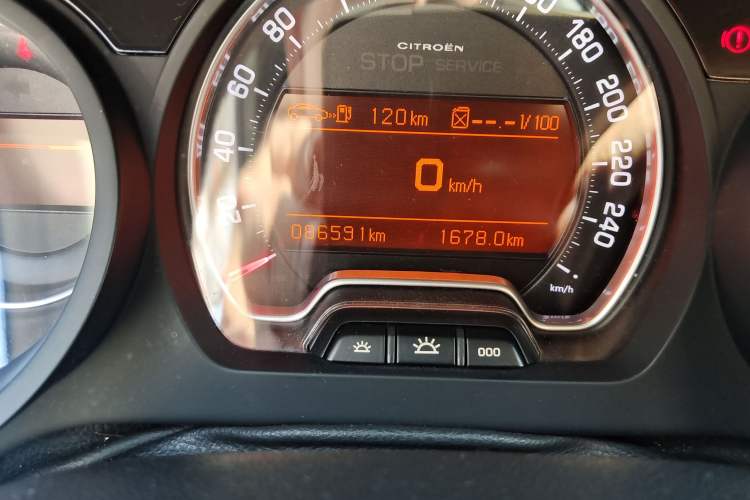 Used Citroen C5 2013 2.0L Automatic Luxury Model Odometer Close Up