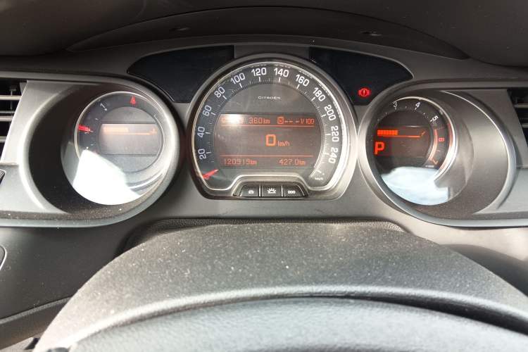Used Citroen C5 2013 2.0L Automatic Luxury Model Odometer Close Up