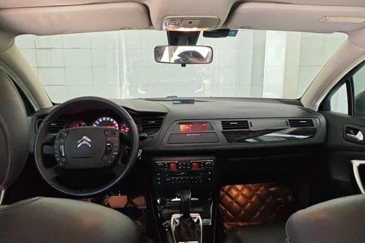 Used Citroen C5 2013 2.0L Automatic Luxury Model Center Console