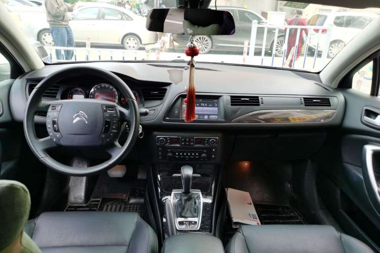 Used Citroen C5 2013 2.0L Automatic Luxury Model Center Console