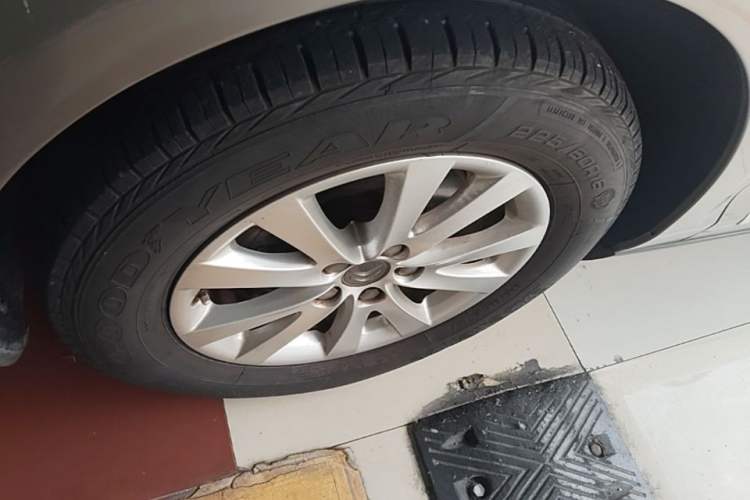 Used Citroen C5 2013 2.0L Automatic Luxury Model Left Front Wheel Hub