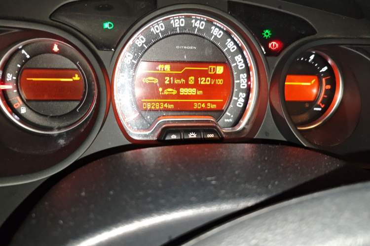 Used Citroen C5 2013 2.0L Automatic Luxury Model Odometer Close Up