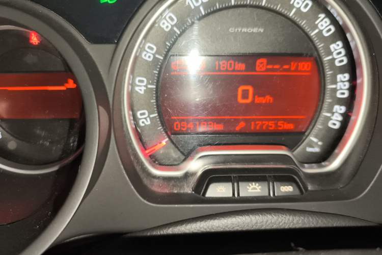 Used Citroen C5 2013 2.0L Automatic Luxury Model Odometer Close Up