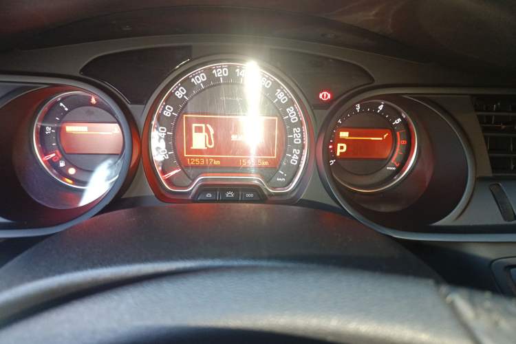 Used Citroen C5 2013 2.0L Automatic Luxury Model Odometer Close Up