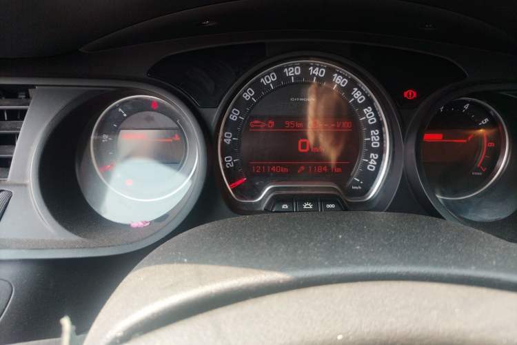 Used Citroen C5 2013 2.0L Manual Comfort Version Odometer Close Up