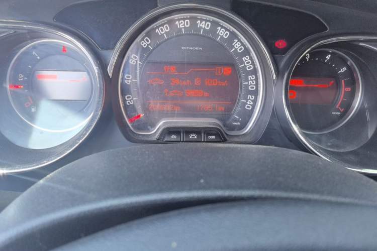Used Citroen C5 2013 2.0L Automatic Luxury Model Odometer Close Up