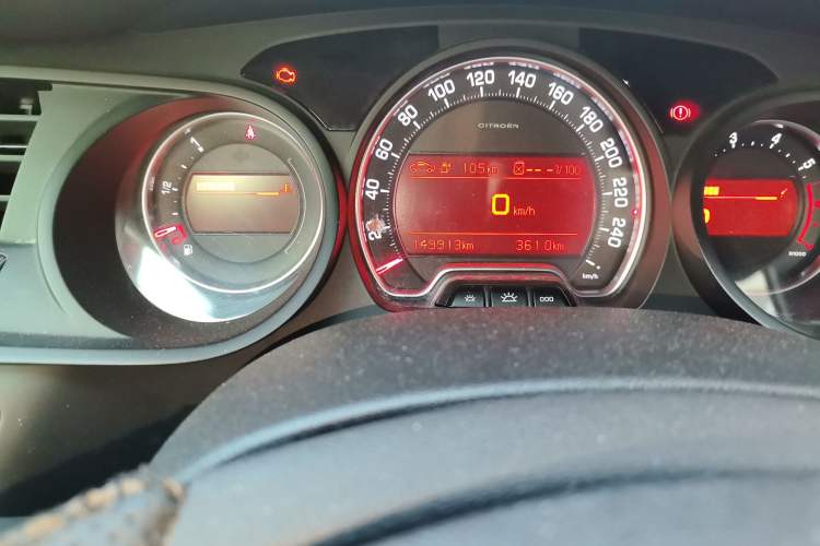 Used Citroen C5 2013 2.0L Automatic Luxury Model Odometer Close Up