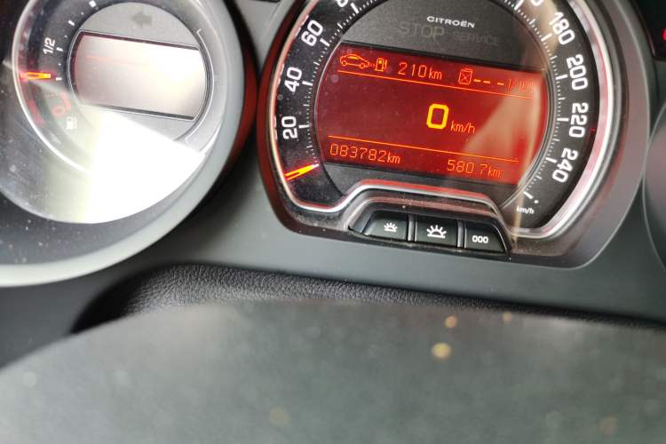Used Citroen C5 2013 2.0L Automatic Luxury Model Odometer Close Up