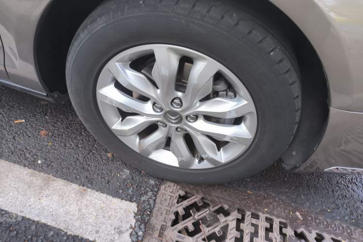 Used Citroen C5 2013 2.3L Automatic Zunyu Model Right Front Wheel Hub