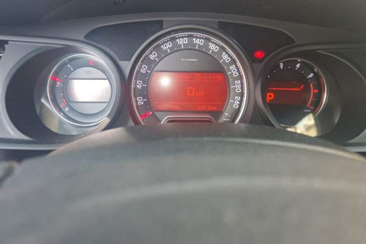 Used Citroen C5 2013 2.0L Automatic Luxury Model Odometer Close Up