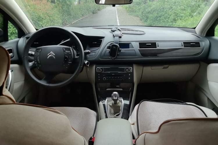Used Citroen C5 2013 2.0L Manual Comfort Version Center Console