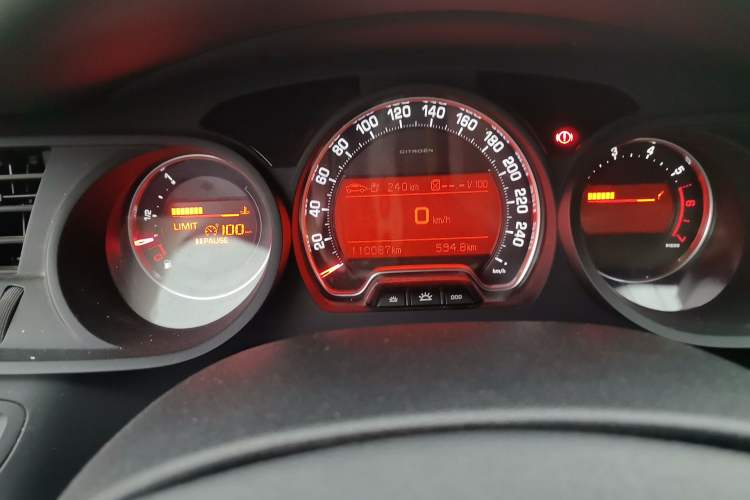 Used Citroen C5 2013 2.0L Manual Comfort Version Odometer Close Up