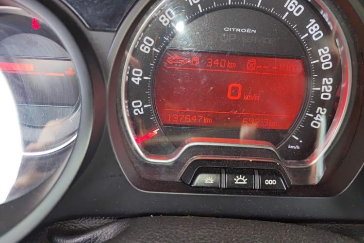 Used Citroen C5 2013 2.0L Automatic Luxury Model Odometer Close Up