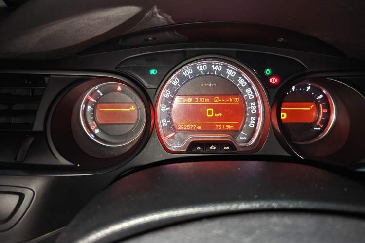 Used Citroen C5 2013 2.0L Automatic Luxury Model Odometer Close Up