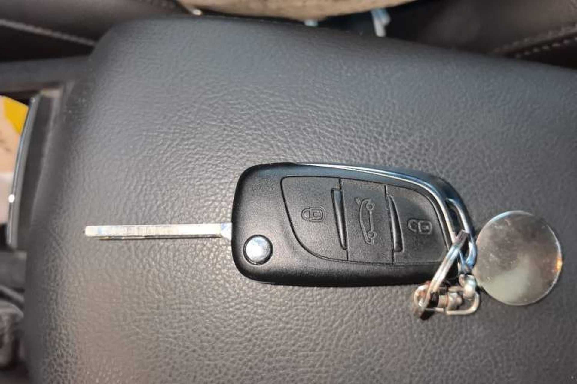 Used Citroen C5 2013 2.3L Automatic Zunyu Model Vehicle Key