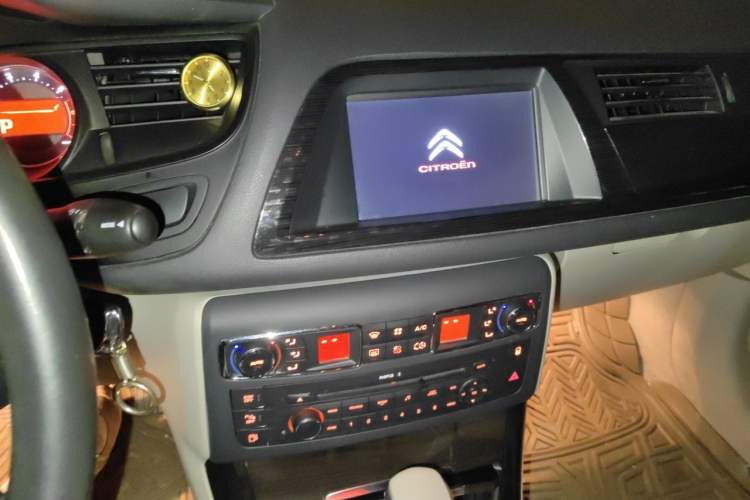 Used Citroen C5 2013 2.0L Automatic Luxury Model Audio And AC Panel