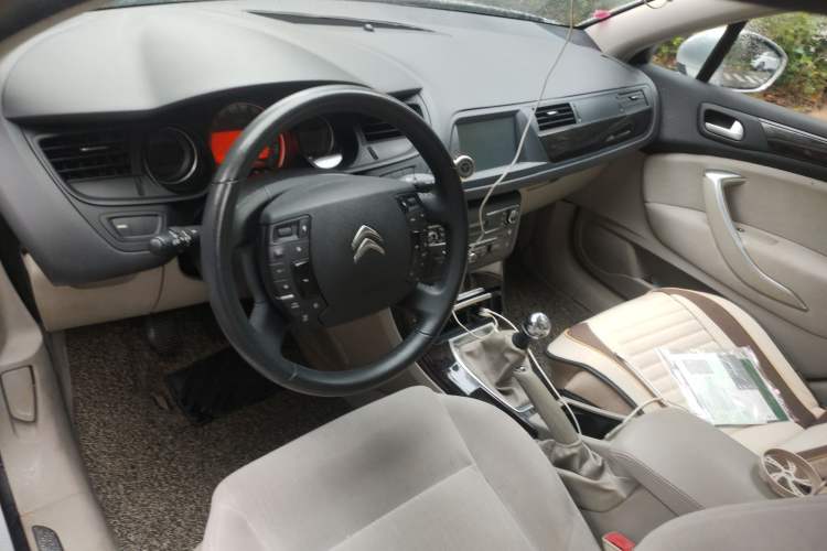 Used Citroen C5 2013 2.0L Manual Comfort Version Center Console