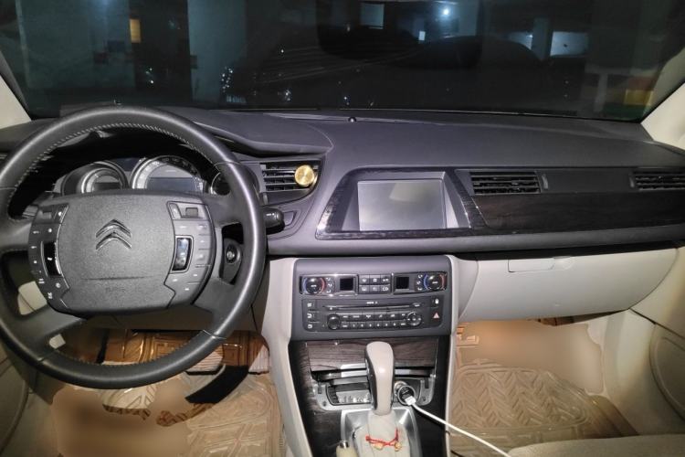 Used Citroen C5 2013 2.0L Automatic Luxury Model Center Console
