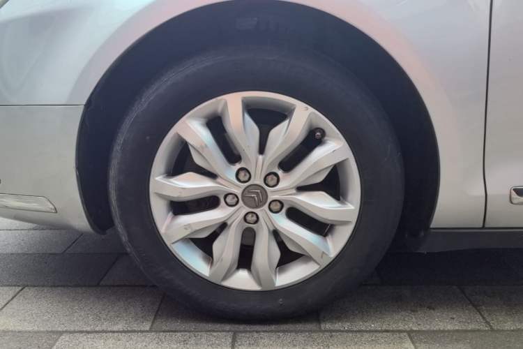 Used Citroen C5 2013 2.3L Automatic Zunyu Model Left Front Wheel Hub