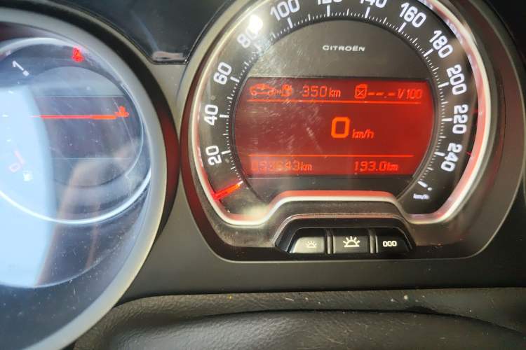 Used Citroen C5 2013 2.0L Automatic Luxury Model Odometer Close Up