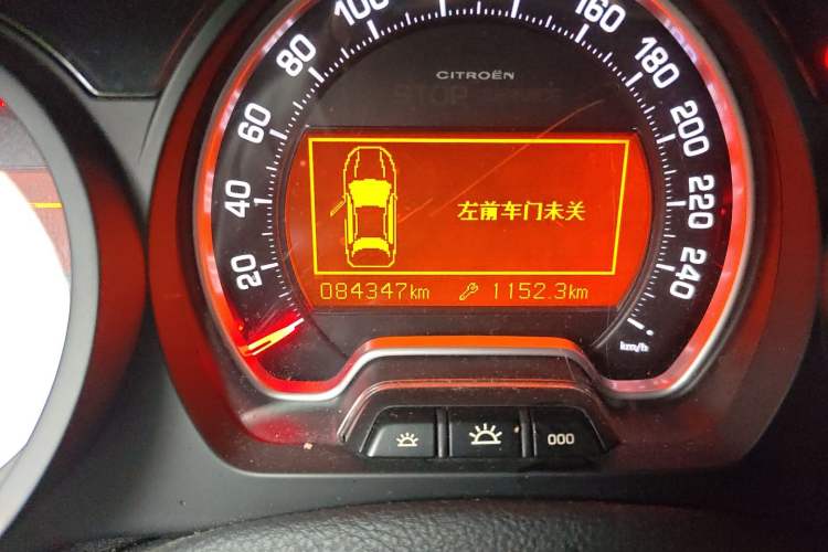 Used Citroen C5 2013 2.0L Automatic Luxury Model Odometer Close Up